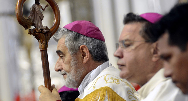 PEDIDO. Monseor Sergio Guarberti, durante su homila dominical en Santa Cruz, desde donde pidi imparcialidad para dar con los autores de las muertes.