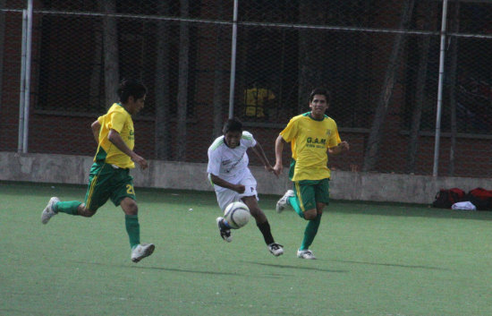 Un pasaje del partido jugado ayer, entre Atltico Sucre y Alcal.