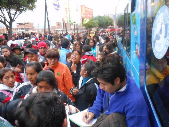 La delegacin chuquisaquea minutos antes de subirse a las flotas.