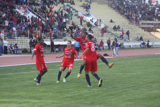 El mediocampista Mauricio Saucedo (8) festeja su gol junto con sus compaeros de equipo, que signific el cuarto y ltimo tanto frente a The Strongest.