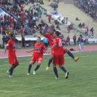 El mediocampista Mauricio Saucedo (8) festeja su gol junto con sus compaeros de equipo, que signific el cuarto y ltimo tanto frente a The Strongest.