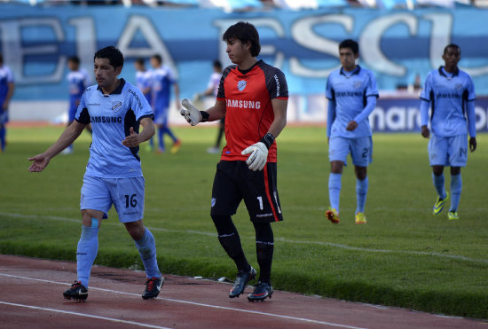 Los jugadores de la academia pacea salen resignados luego del empate en casa frente a Sport Boys de Warnes.