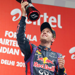 El piloto alemn Sebastian Vettel celebra su cuarto ttulo consecutivo en la Frmula Uno.