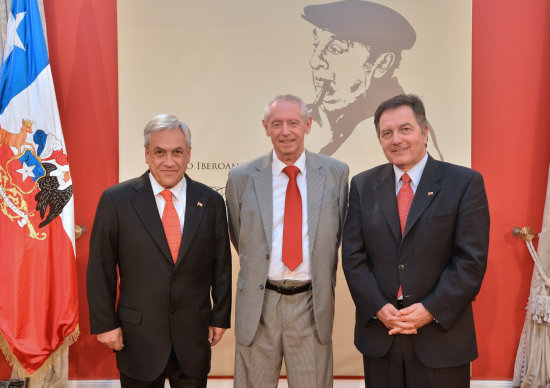 PREMIACIN. El poeta Jos Kozer (medio) tras recibir el premio Pablo Neruda.