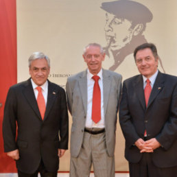 PREMIACIN. El poeta Jos Kozer (medio) tras recibir el premio Pablo Neruda.