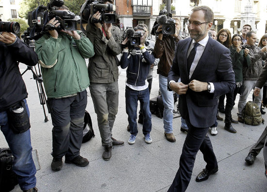 INFORME. El embajador de EEUU en Madrid, James Costos, a su llegada al Palacio de Santa Cruz, sede del Ministerio de Asuntos Exteriores.