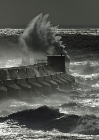 TEMPESTAD. El fuerte oleaje golpea contra un rompeolas en Brighton Marina, Reino Unido.