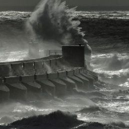 TEMPESTAD. El fuerte oleaje golpea contra un rompeolas en Brighton Marina, Reino Unido.