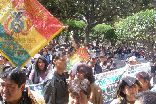 PROTESTA. Los vendedores de fruta, asentados en la calle Regimiento Carabineros protestaron en la puerta de la Alcalda.