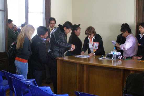 EN FILA. Las promociones reciben el dinero.