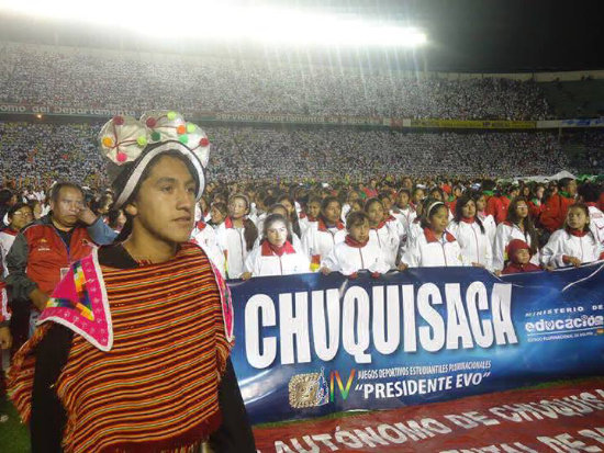 Parte de la delegacin chuquisaquea que particip del acto de inauguracion, en el estadio Hernando Siles.