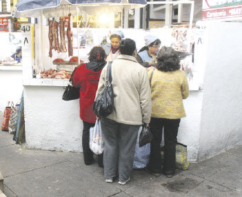 PRECIOS. Amas de casa son afectadas por el encarecimiento de productos en los mercados.