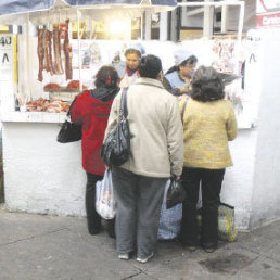 PRECIOS. Amas de casa son afectadas por el encarecimiento de productos en los mercados.