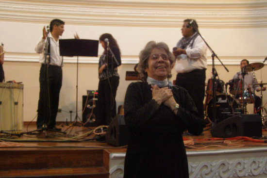 EMOCIONADA. La poetisa Matilde Casazola, cuyo nombre tom el Festival de la Cultura, destac las interpretaciones de los msicos locales.