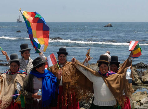 ILO, PER: Un grupo de bolivianas de sectores sociales en el puerto peruano, el ao 2010.