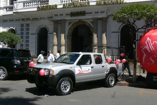 CONCENTRACIN. Sin que se lo hayan propuesto, la maana de ayer confluyeron cuatro actividades en la plaza 25 de Mayo donde el trnsito de los peatones fue dificultoso.