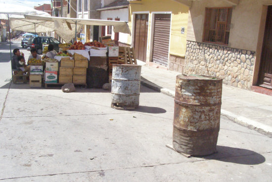 CONFLICTO. Comerciantes se niegan a retirarse de las calles.