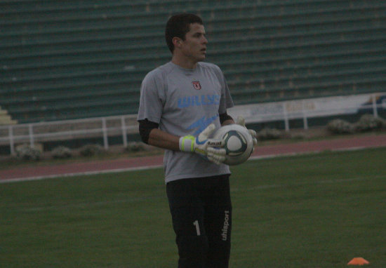 Ral Cano ser el portero titular frente a Wilstermann; abajo, la prctica de la U ayer, en el estadio Patria.