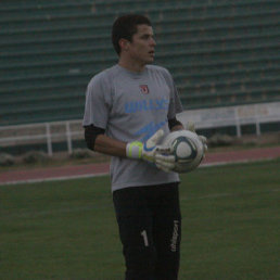 Ral Cano ser el portero titular frente a Wilstermann; abajo, la prctica de la U ayer, en el estadio Patria.