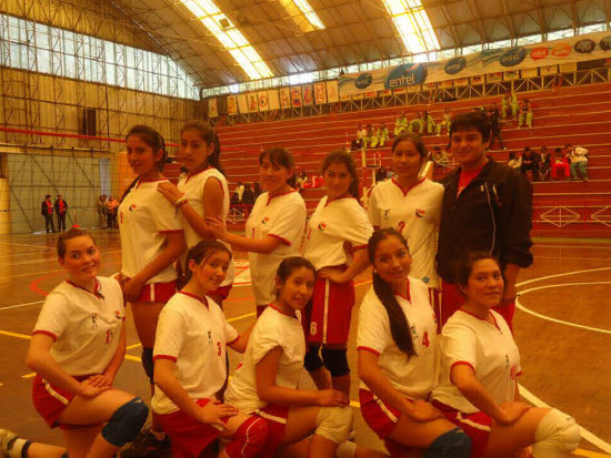 El colegio Santa Eufrasia (voleibol damas); abajo un pasaje del partido de ftbol que jug Eduardo Abaroa de Serrano.