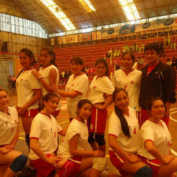 El colegio Santa Eufrasia (voleibol damas); abajo un pasaje del partido de ftbol que jug Eduardo Abaroa de Serrano.