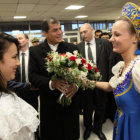 VISITA. Rafael Correa recibe un ramillete de flores de una joven a su llegada a Mosc.