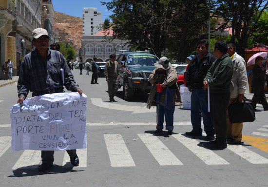 MEDIDAS. En su primer da, el bloqueo provoc congestionamiento en el centro de Oruro.