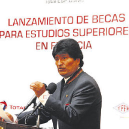 EDUCACIN. El presidente Evo Morales lanza el programa de becas en Francia para profesionalizacin en materia de hidrocarburos.