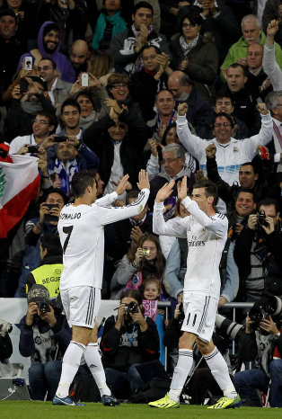 Cristiano Ronaldo (i) y Gareth Bale festejan el primer gol del equipo madridista.