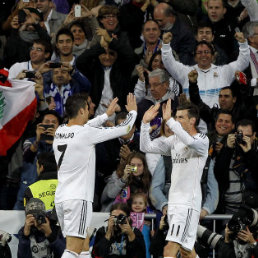 Cristiano Ronaldo (i) y Gareth Bale festejan el primer gol del equipo madridista.