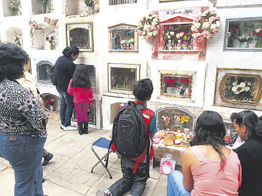 TODOS SANTOS: La familia Montoya Ortuo instal la tradicional mesa en el cementerio.