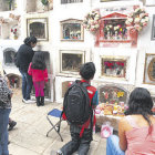 TODOS SANTOS: La familia Montoya Ortuo instal la tradicional mesa en el cementerio.