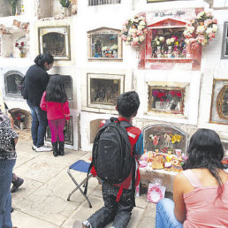 TODOS SANTOS: La familia Montoya Ortuo instal la tradicional mesa en el cementerio.