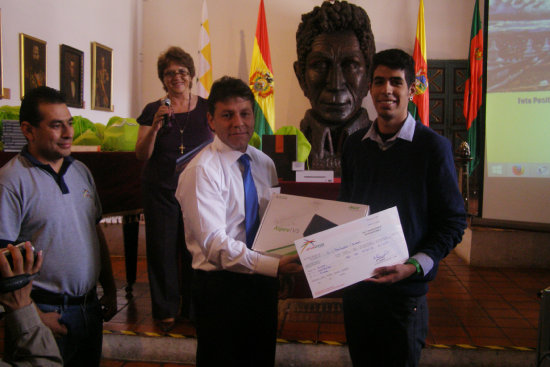 GANADOR. Lucas Joaqun Crespo recibe el premio de un pasaje y una porttil.