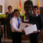 GANADOR. Lucas Joaqun Crespo recibe el premio de un pasaje y una porttil.