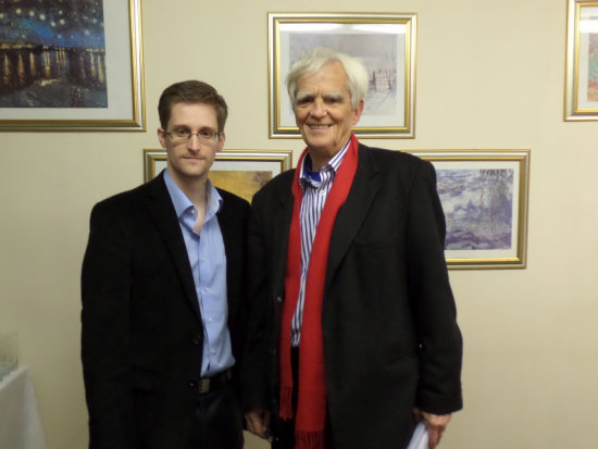 ASILADO. Hans-Christian Stroebele (d) junto a Edward Snowden en Mosc.