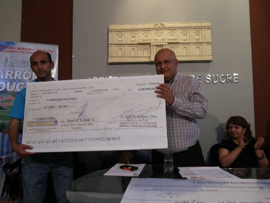 APORTE. La Alcalda de Sucre entreg cheques a FAUTAPO y PASOS.