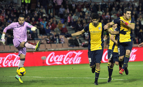 El brasileo Diego Costa (2d), del Atltico de Madrid, celebra su gol, el primero del equipo, con sus compaeros.