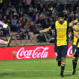 El brasileo Diego Costa (2d), del Atltico de Madrid, celebra su gol, el primero del equipo, con sus compaeros.