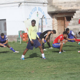 El plantel de Stormers entren ayer en el estadio Sucre.