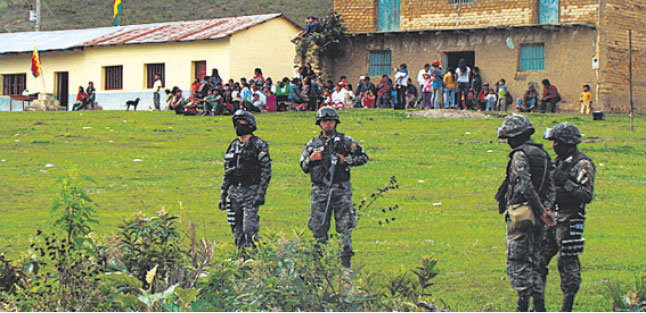 SITUACIN. Contina la presencia policial en algunas comunidades de Apolo.