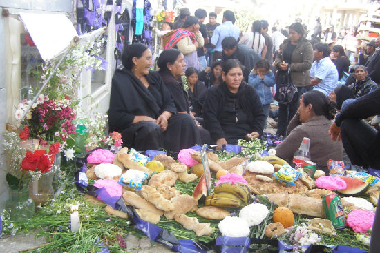 TODOS SANTOS. Centenares de familias instalaron tumbas con alimentos tpicos en los nichos del Cementerio General de Sucre.