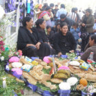 TODOS SANTOS. Centenares de familias instalaron tumbas con alimentos tpicos en los nichos del Cementerio General de Sucre.