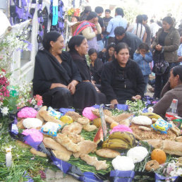 TODOS SANTOS. Centenares de familias instalaron tumbas con alimentos tpicos en los nichos del Cementerio General de Sucre.