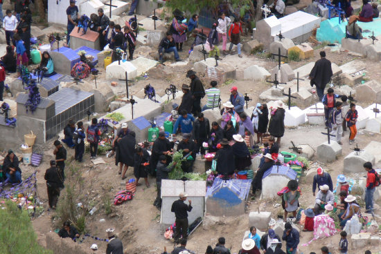 TRADICIN. En el cementerio de Lajastambo, las familias recibieron a las almas con msica.