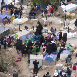 TRADICIN. En el cementerio de Lajastambo, las familias recibieron a las almas con msica.