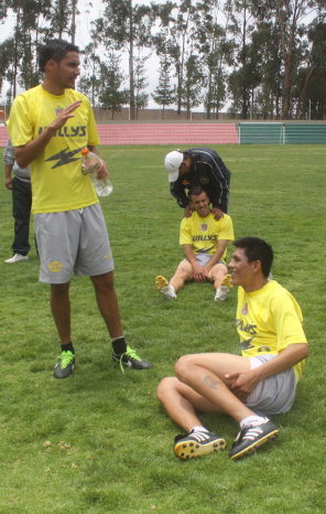 Palavicini (i), Manzano y Ribera luego de la prctica de ayer, viernes, en la cancha de El Bosquecillo.