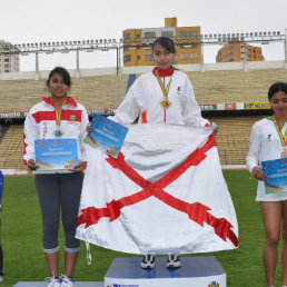 La capitalina Seln Zurita (d) celebra en el podio tras vencer en Salto de Longitud; al lado, los chuquisaqueos Ren Daza (c) y Elas Paco recibieron sus medallas.