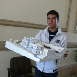 PROYECCIN. Henry Reyes con la maqueta del proyecto del Museo Martimo.