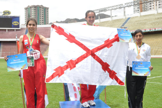 La chuquisaquea Ibeth Quevedo celebra en el podio luego de vencer en la prueba atltica de 400 metros planos.